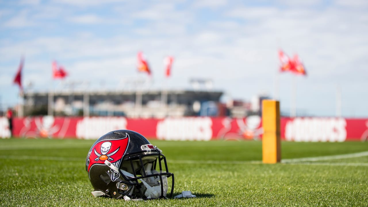 Bucs add OLB Shaq Barrett (illness) to injury report, questionable vs.  Steelers