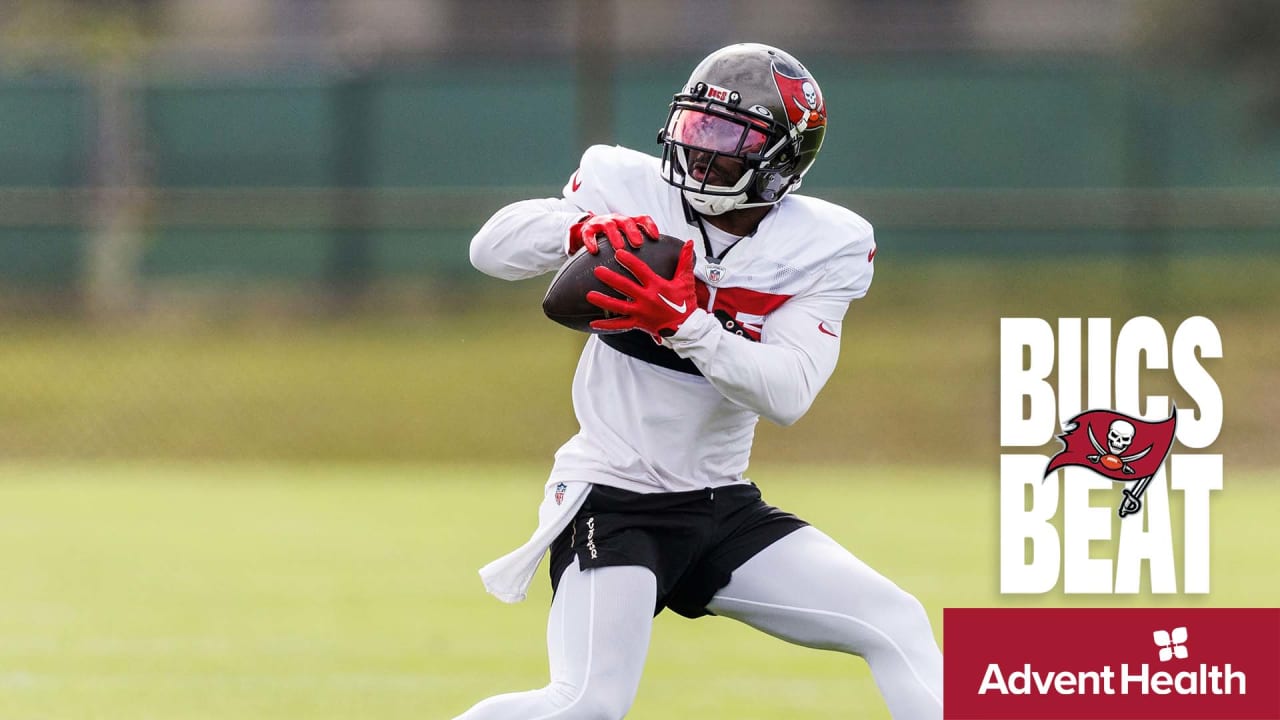 Shaq Barrett wears a 'Bucco Bruce Arians' shirt to training camp