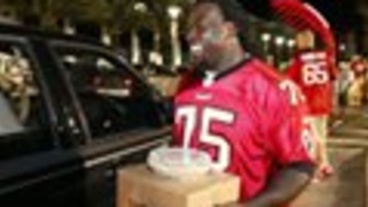 Bucs linemen hand out Thanksgiving dinner to 1,000 families in  drive-through event