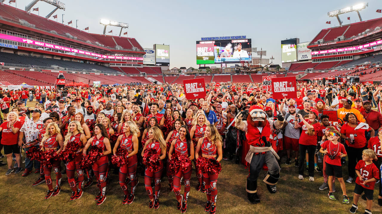 Bucs Draft Party: Fans Waiting For Buccaneers 1st Round Draft Pick –  Florida National News