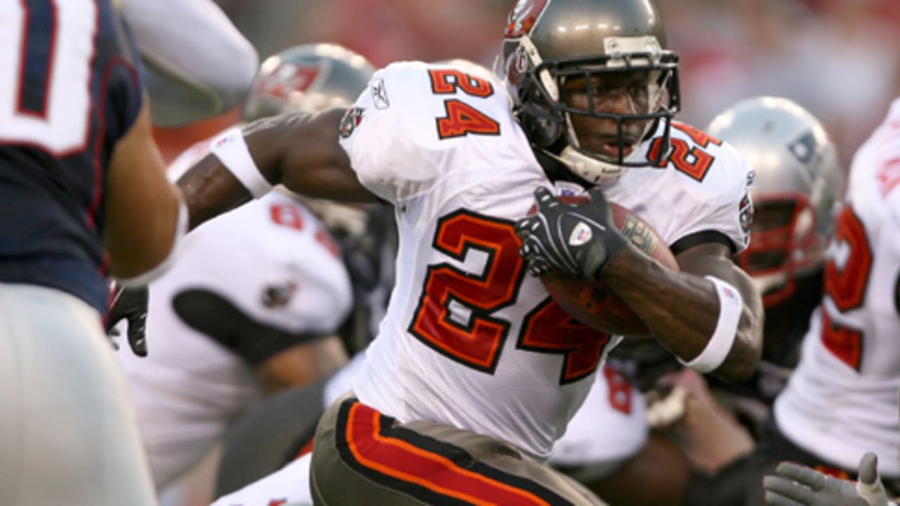 Tampa Bay Buccaneers running back Cadillac Williams (24) finds an