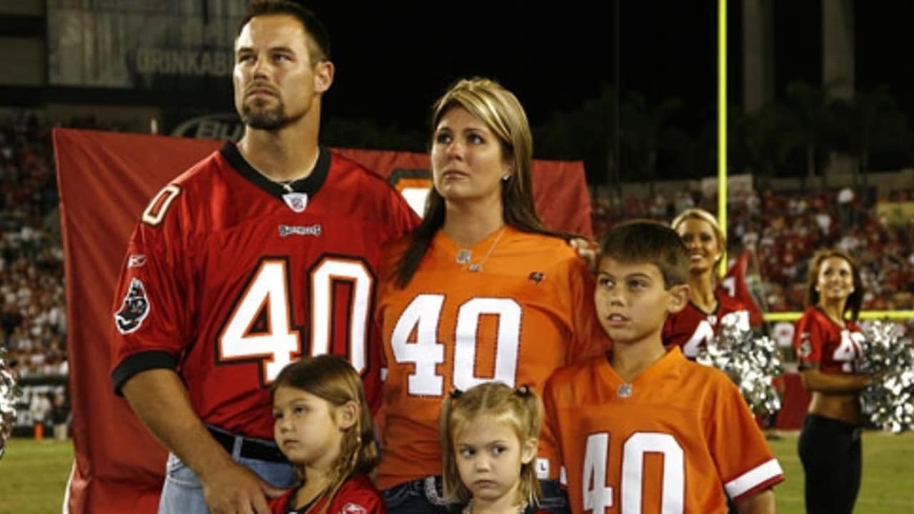 mike alstott orange jersey