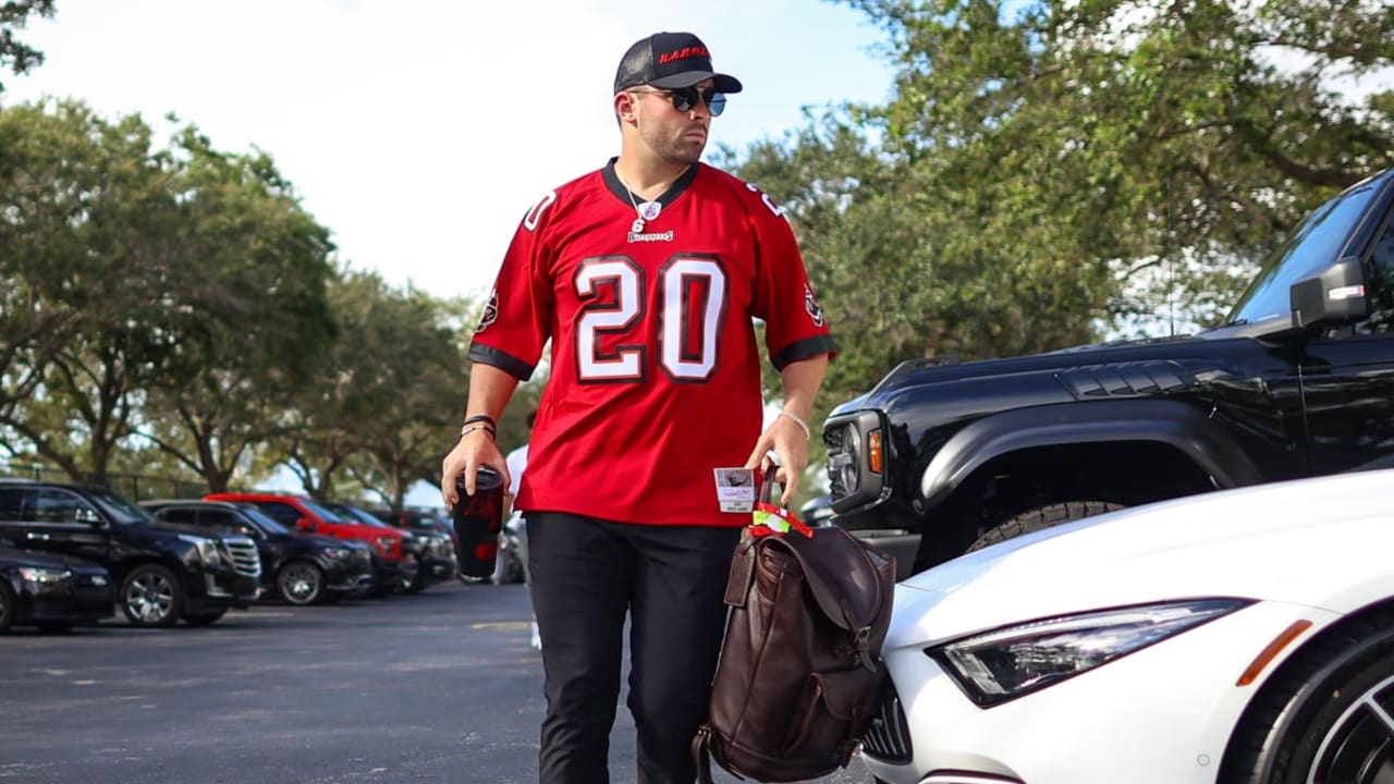 ARRIVAL PHOTOS: Cardinals Arrive For The Eagles Game