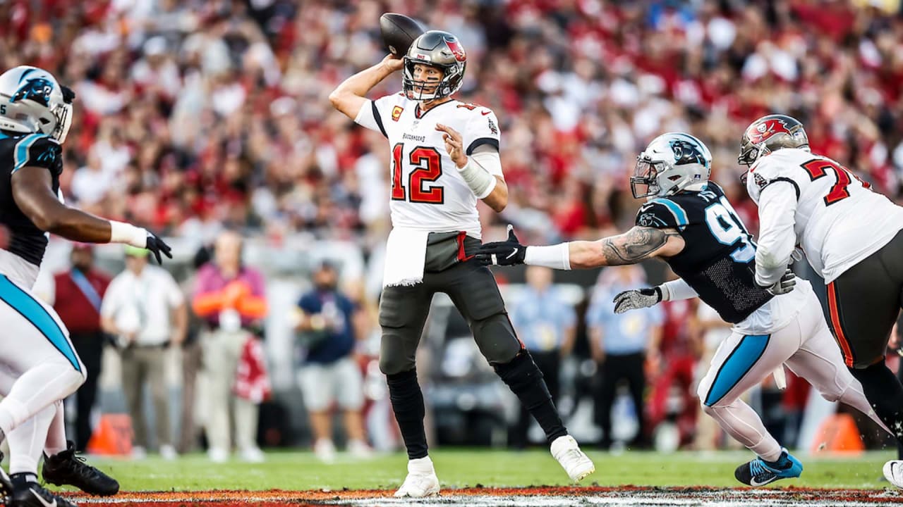 Best Photos of Carolina Panthers vs. Buccaneers Week 18
