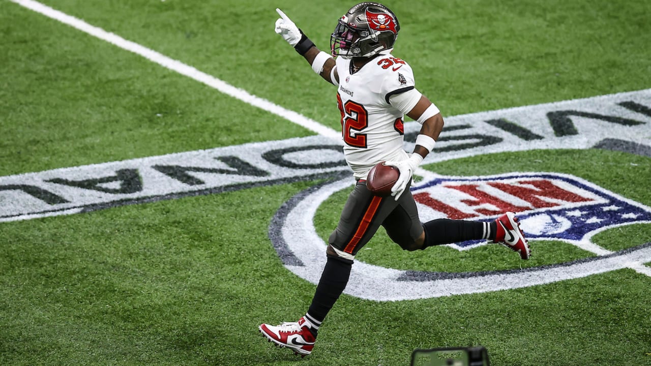 Edwards returns two INT for scores in Bucs win