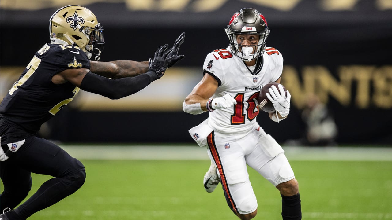 Tampa Bay Buccaneers wide receiver Scott Miller (10) celebrates his  touchdown with quarterback …