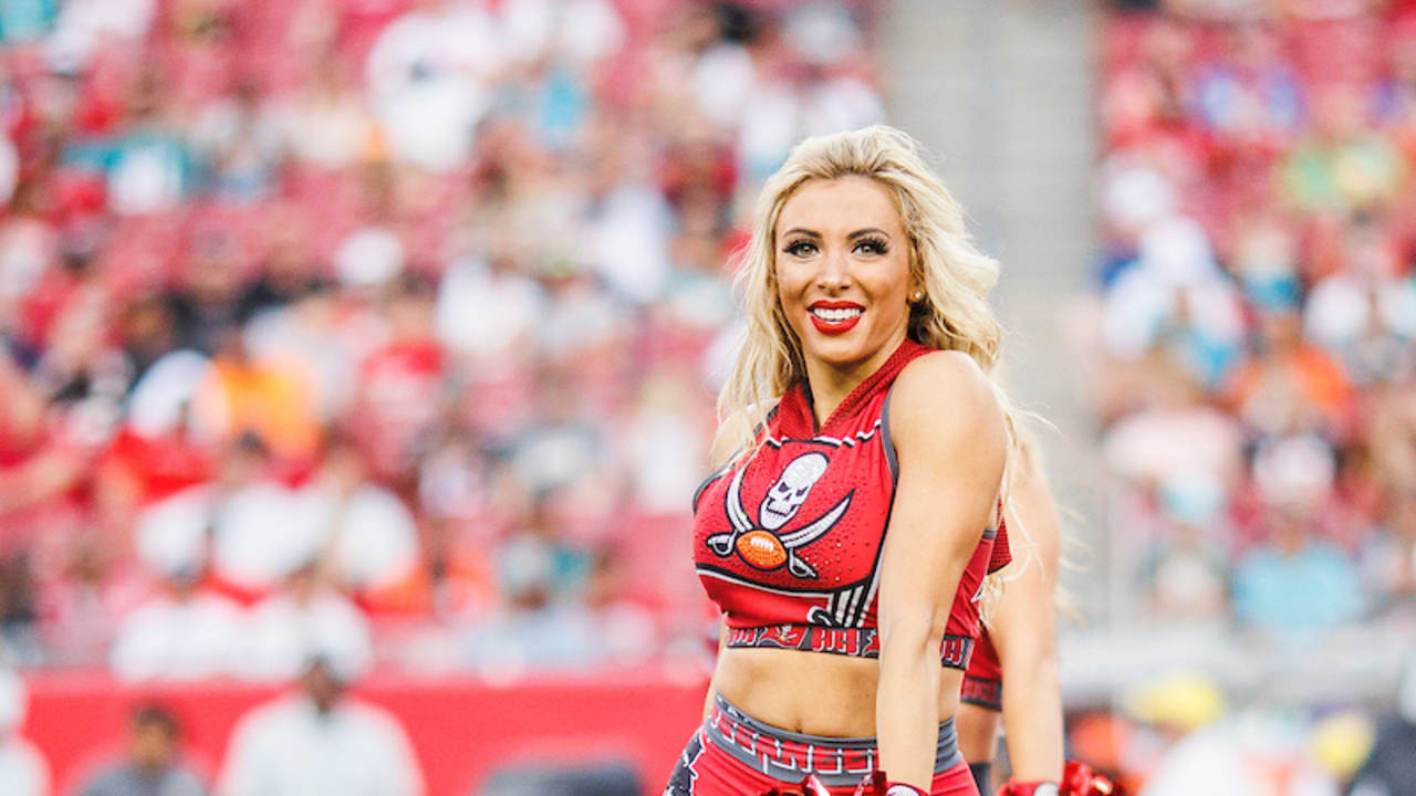 TAMPA BAY BUCCANEERS CHEERLEADER - GOOD LOOKING BLONDE !!