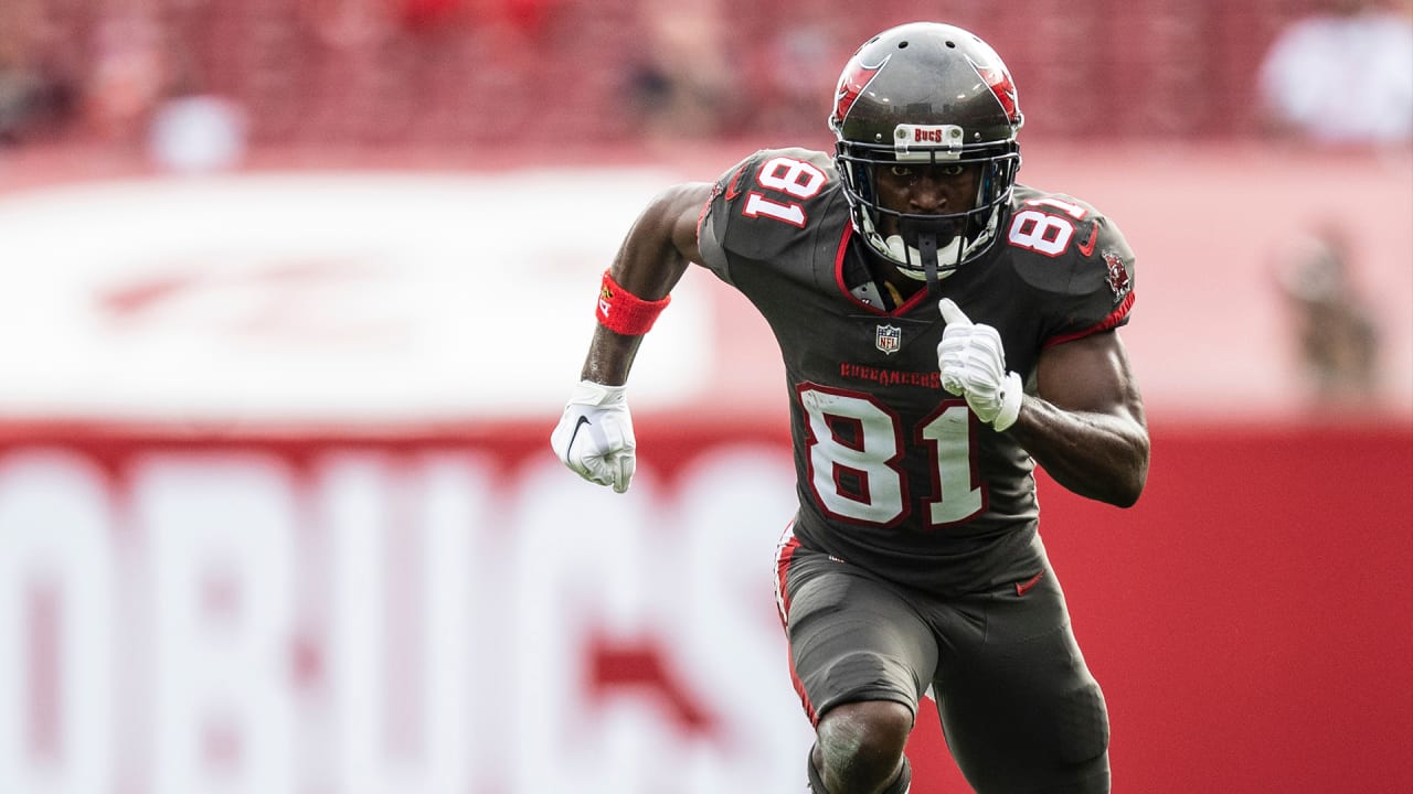 Bucs Want To Re-Sign Antonio Brown