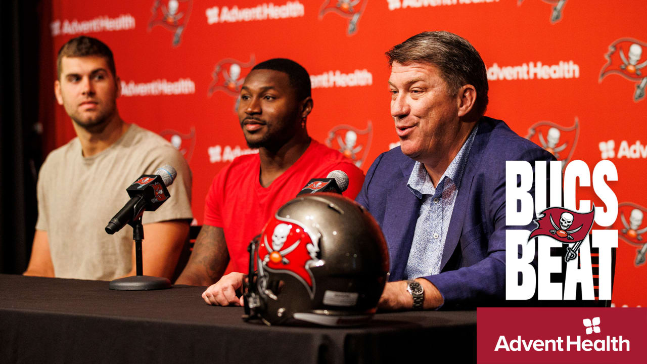 Shaq Barrett wears a 'Bucco Bruce Arians' shirt to training camp