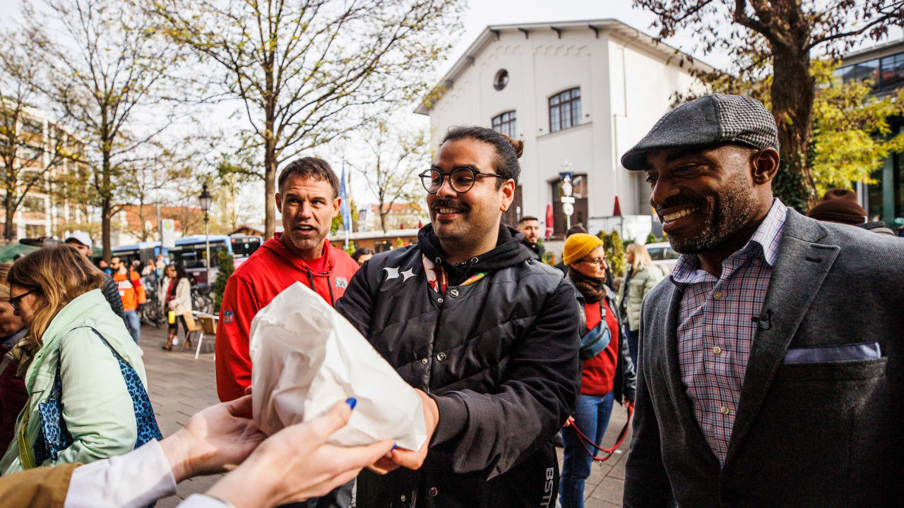Viktualienmarkt Tour with Mike Alstott and Rondé Barber | Gallery