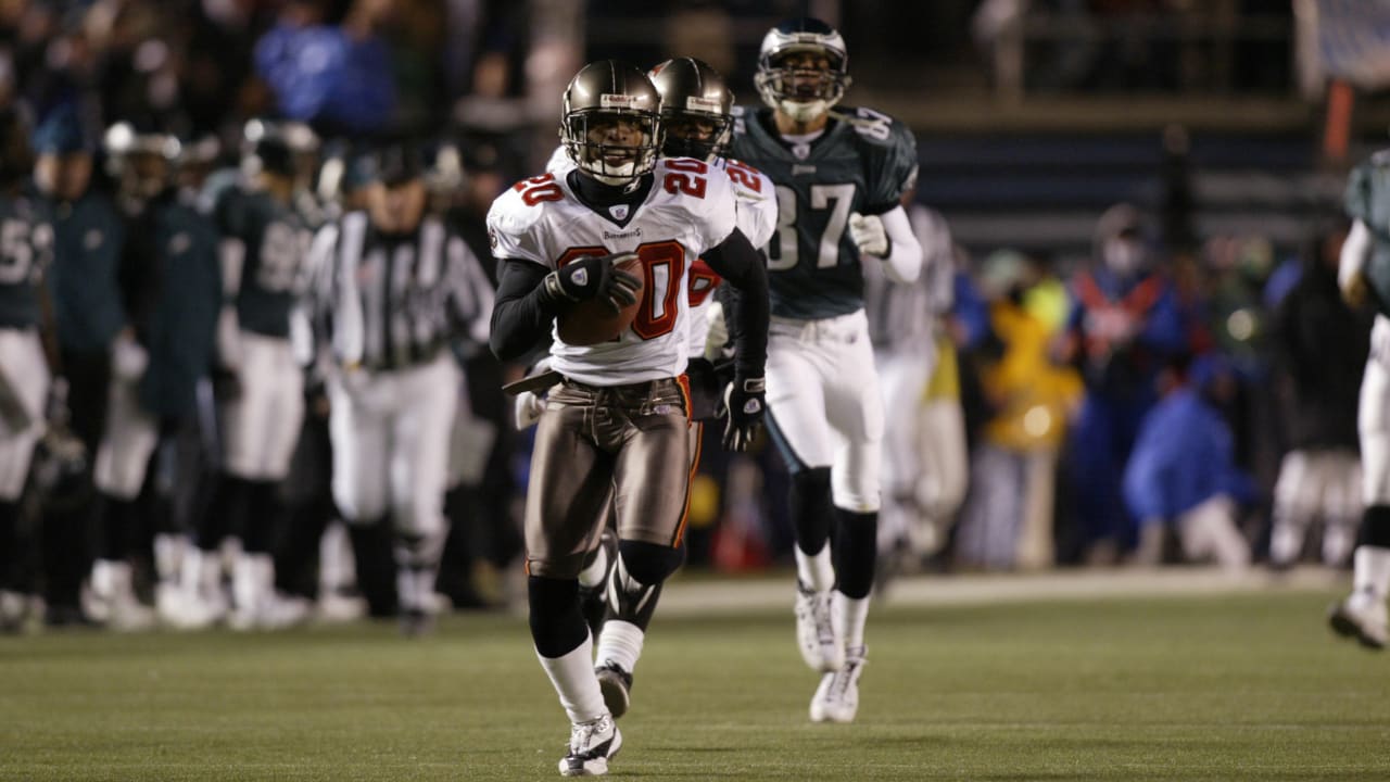 Photo: Tampa Bay Buccaneers corner back Ronde Barber tries