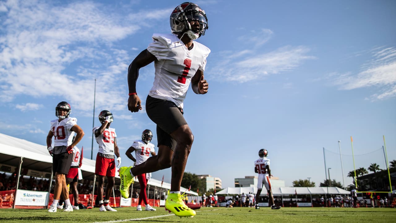 NFL: Tom Brady hits Jaelon Darden for toe-tapping sideline grab