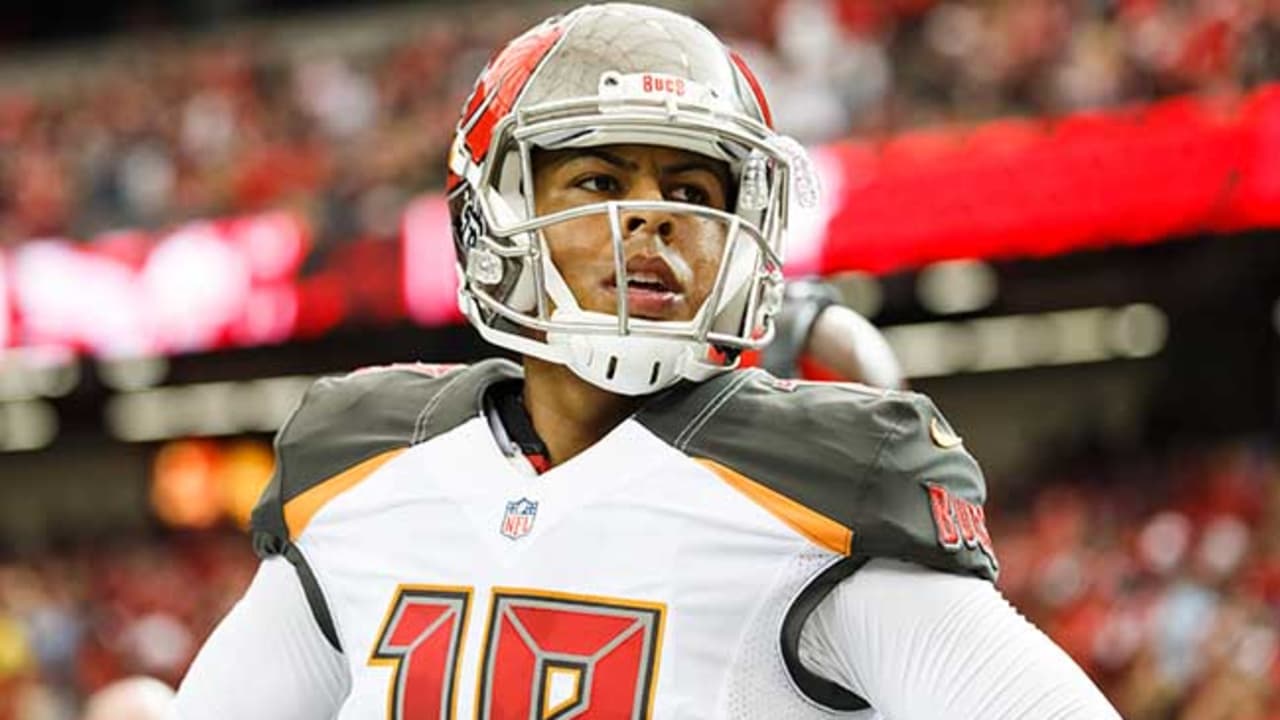 Chicago Bears claim former Tampa Bay Buccaneers kicker Roberto Aguayo 