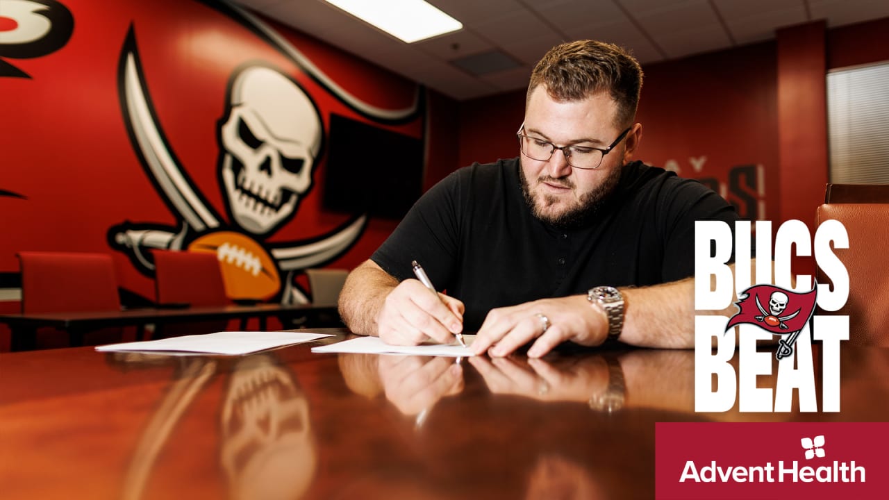 Shaq Barrett wears a 'Bucco Bruce Arians' shirt to training camp