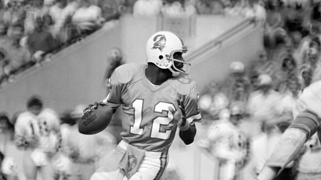 Quarterback Doug Williams of the Tampa Bay Buccaneers drops back