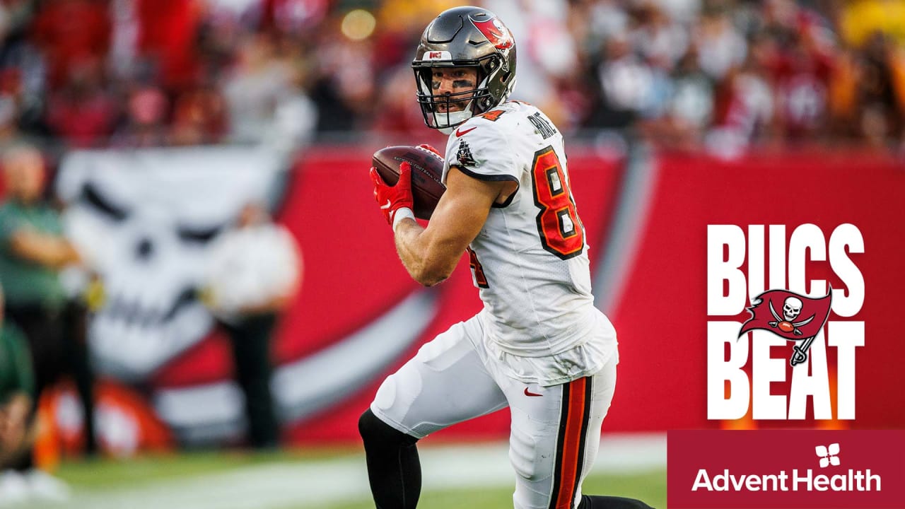 TAMPA, FL - AUG 02: Tampa Bay Buccaneers tight end Kyle Rudolph (8) runs  upfield during the Tampa Bay Buccaneers Training Camp on August 02, 2022 at  the AdventHealth Training Center at