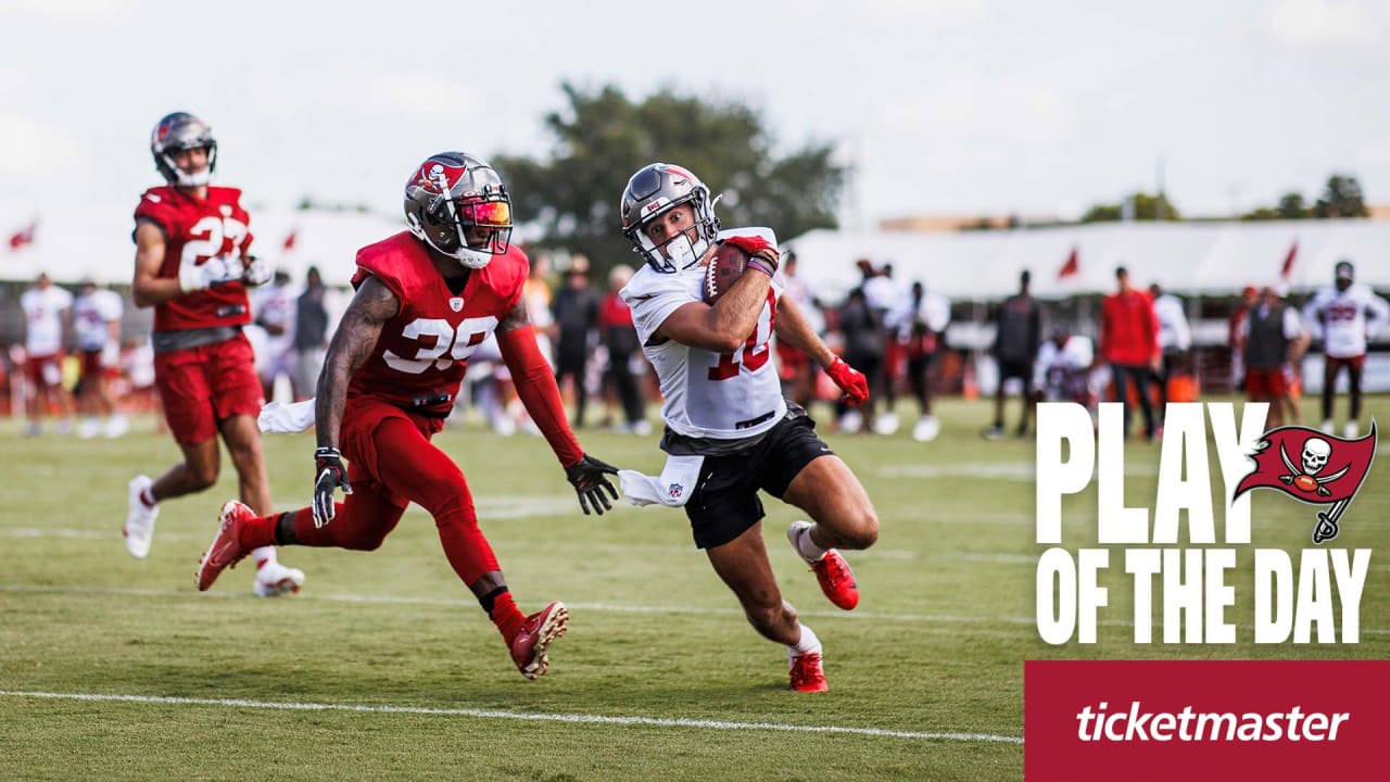 Tom Brady throws to wide receiver Scotty Miller during Buccaneers training  camp