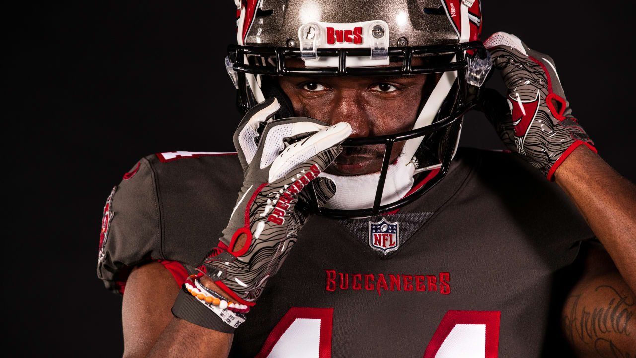 Tampa Bay Buccaneers wide receiver Chris Godwin (14) makes a catch