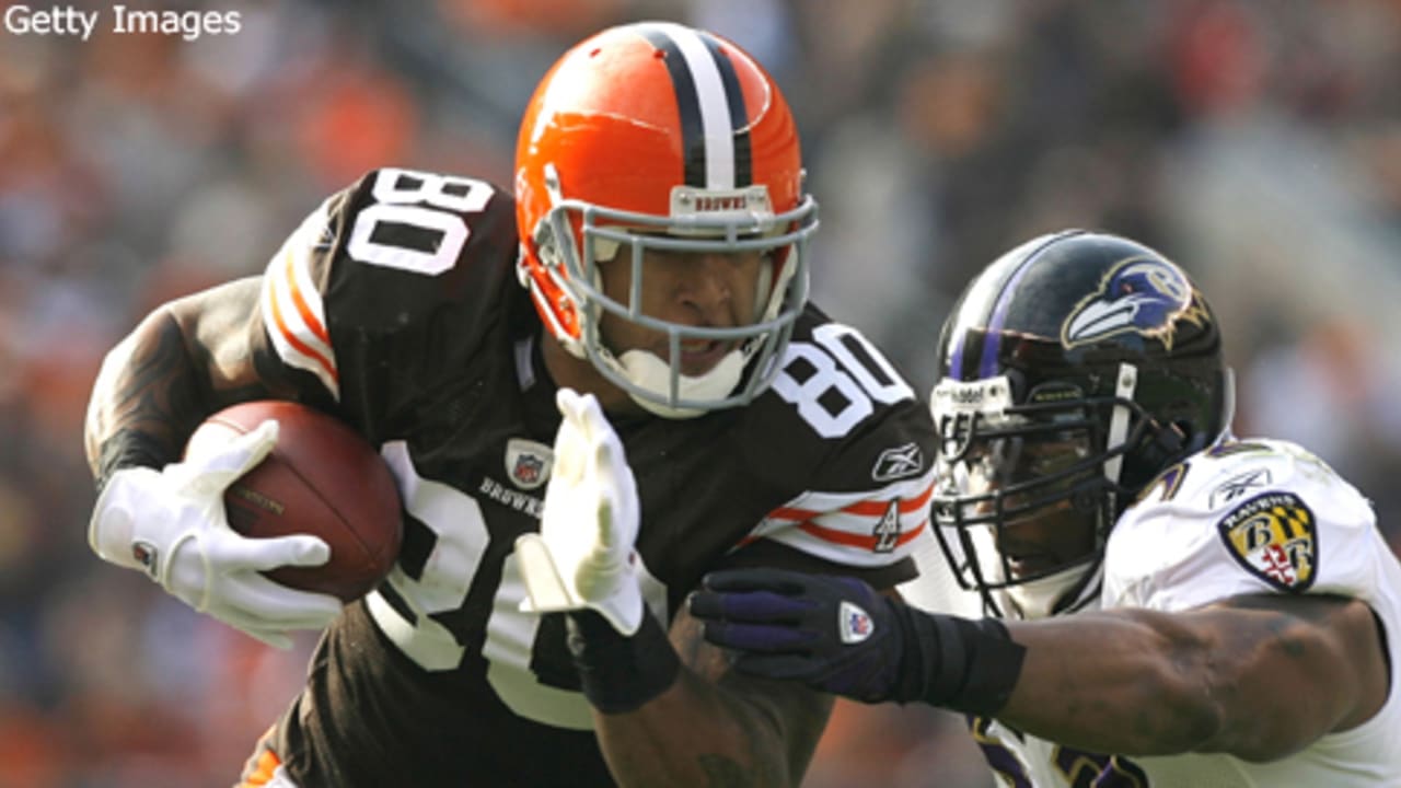 Tight end Kellen Winslow of the Cleveland Browns walks during the News  Photo - Getty Images