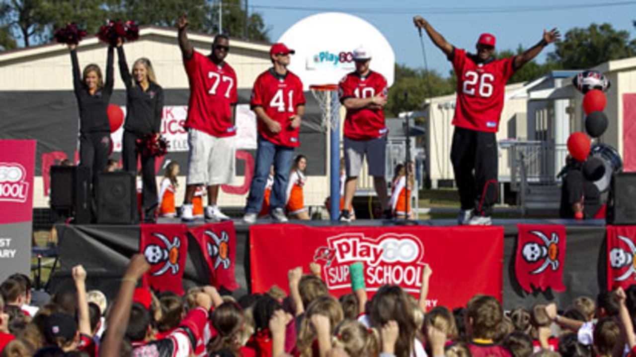 Bucs fans show Super Bowl spirit by building pirate ship