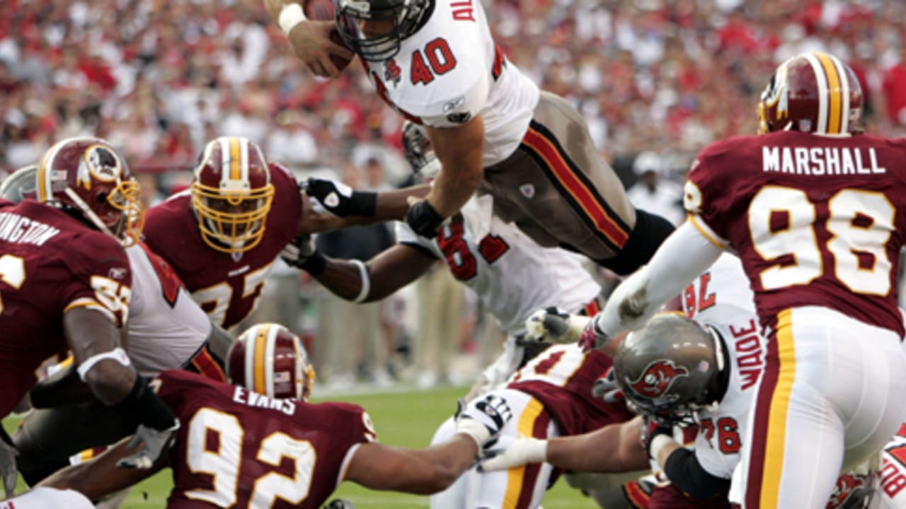 Tampa Bay Buccaneers' fullback Mike Alstott (40) walks off of the field  after the Buccaneers beat