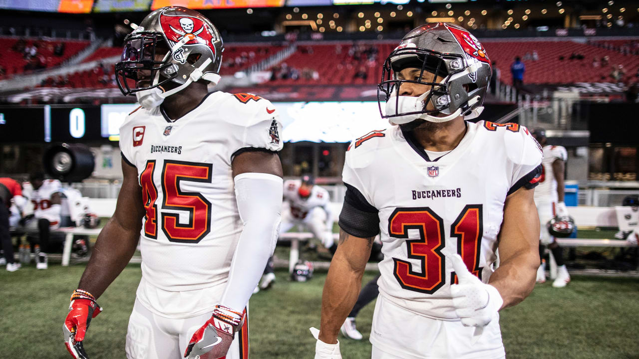 Tampa, Florida, USA. 17th Nov, 2019. Tampa Bay Buccaneers linebacker Jason  Pierre-Paul (90) motions to the crowd during the NFL game between the New  Orleans Saints and the Tampa Bay Buccaneers held