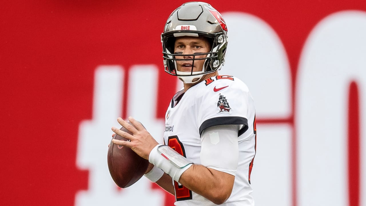 Bucs Quarterback Tom Brady Named NFC Offensive Player of the Month for  October