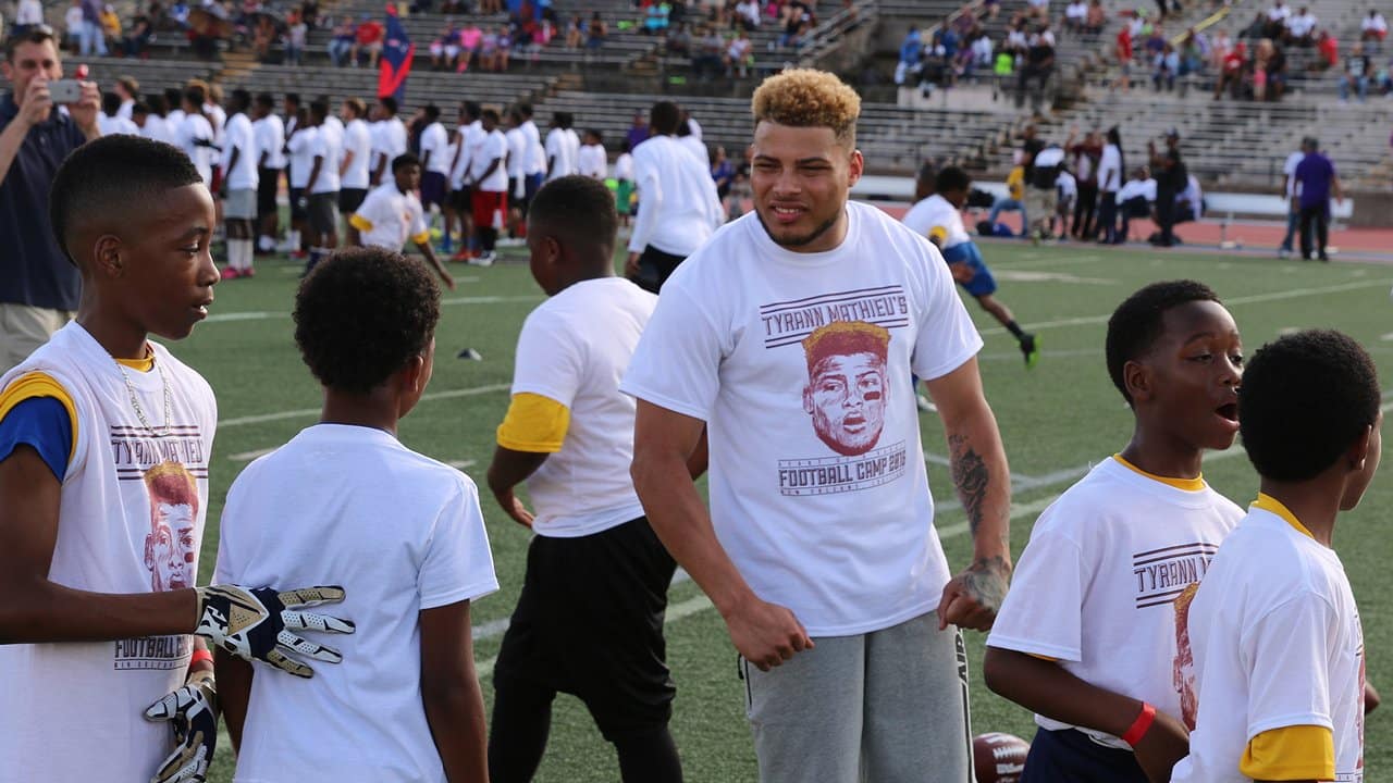 Arizona Cardinals Tyrann Mathieu (32) smiles during an NFL football  organized team activity, Tuesday, May 30, 2017, at the Cardinals' training  facility in Tempe, Ariz. (AP Photo/Matt York Stock Photo - Alamy