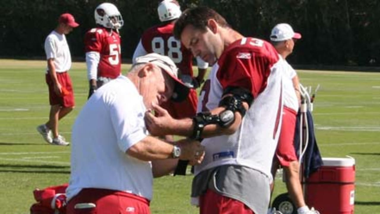 Arizona Cardinals quarterback Kurt Warner looks to hand off