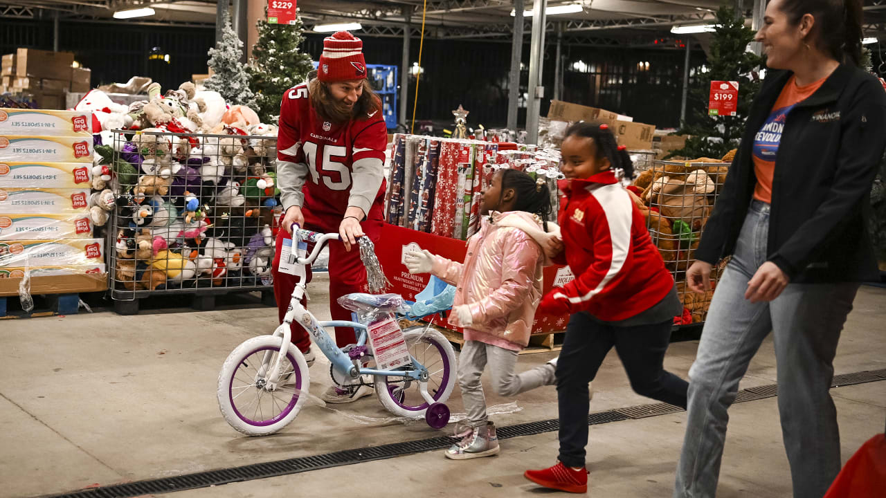 Larry Fitzgerald takes kids on shopping spree