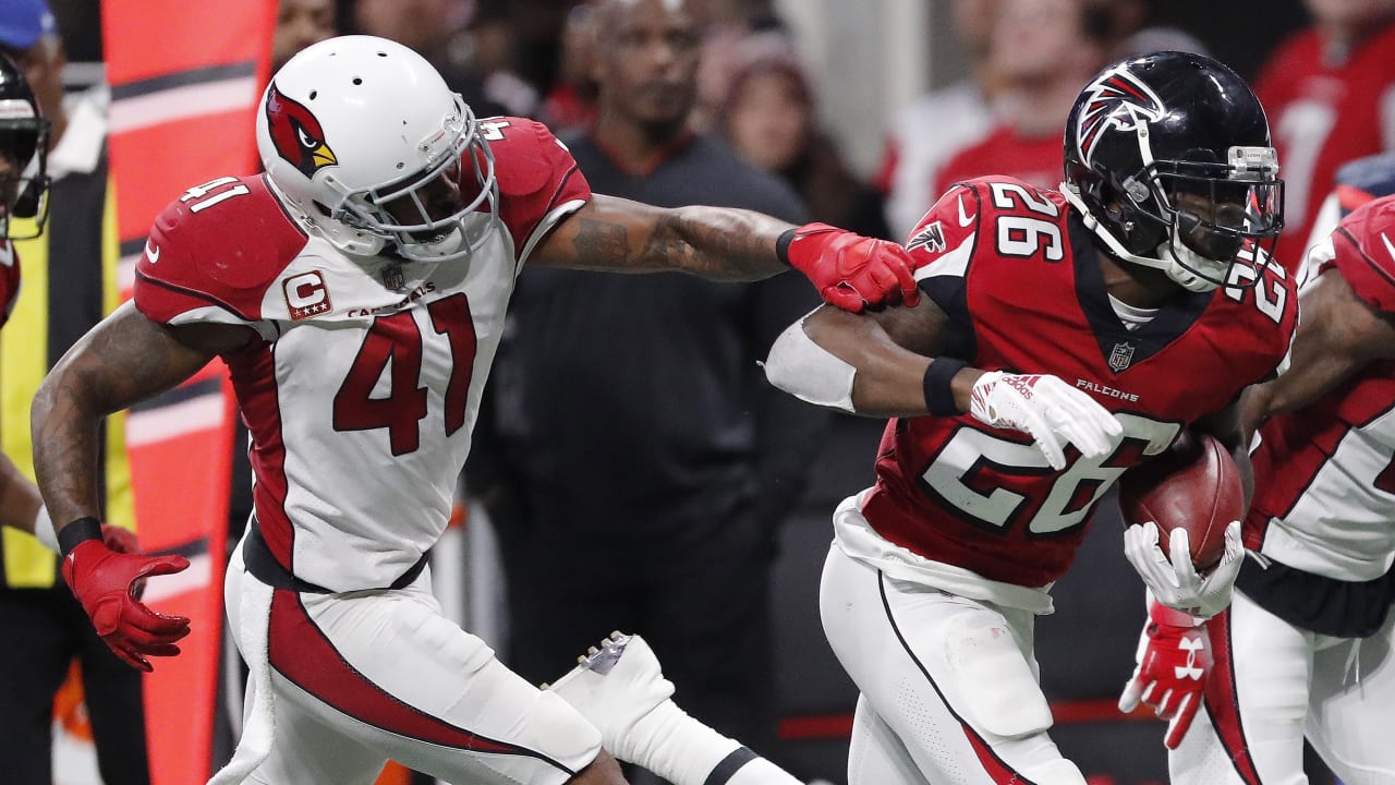 Atlanta Falcons inside linebacker Deion Jones (45) defends during