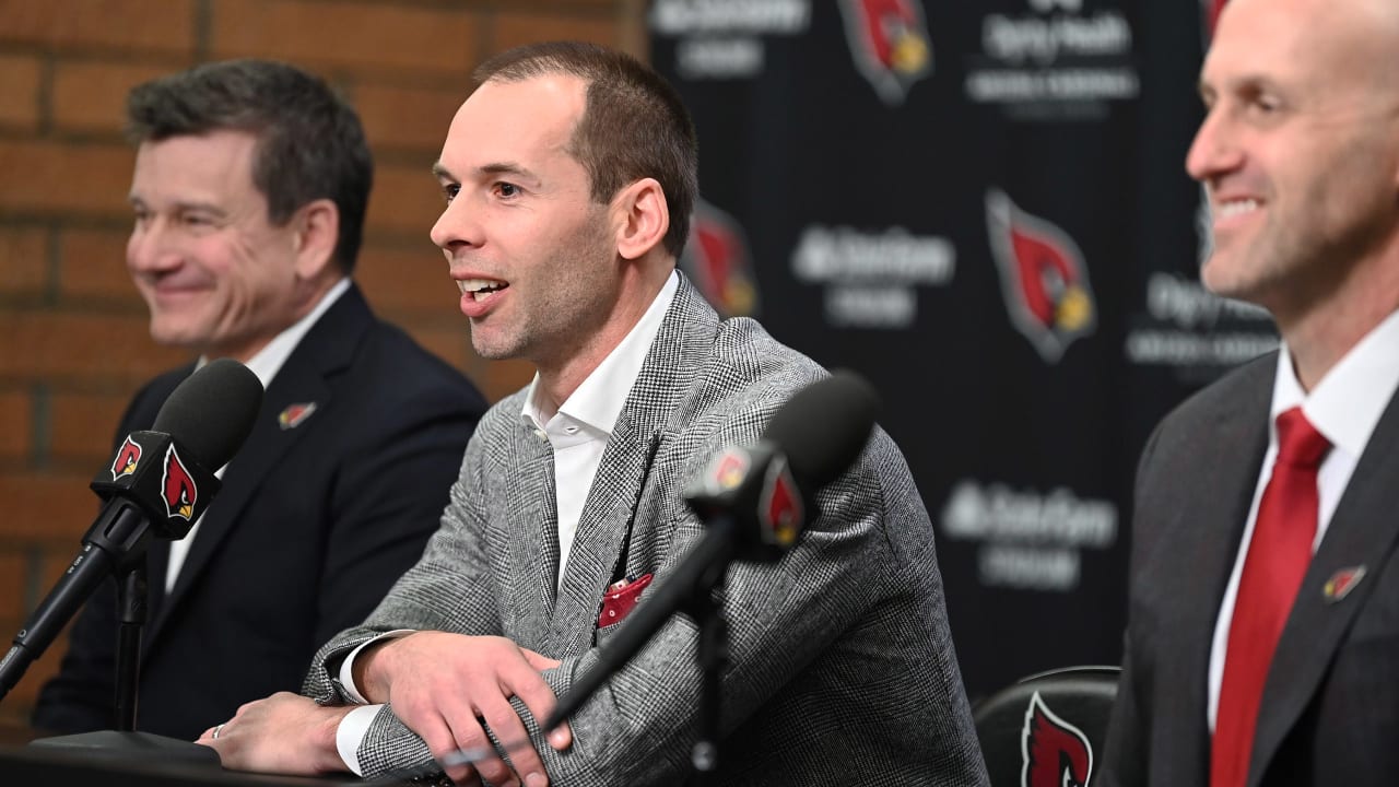 Arizona Cardinals head coach Jonathan Gannon shows off his energy in