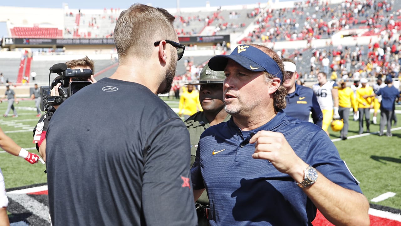 Arizona Cardinals head coach Kliff Kingsbury discusses the upcoming NFL  football draft during a news conference, Tuesday, April 16, 2019, in Tempe,  Ariz. (AP Photo/Matt York Stock Photo - Alamy