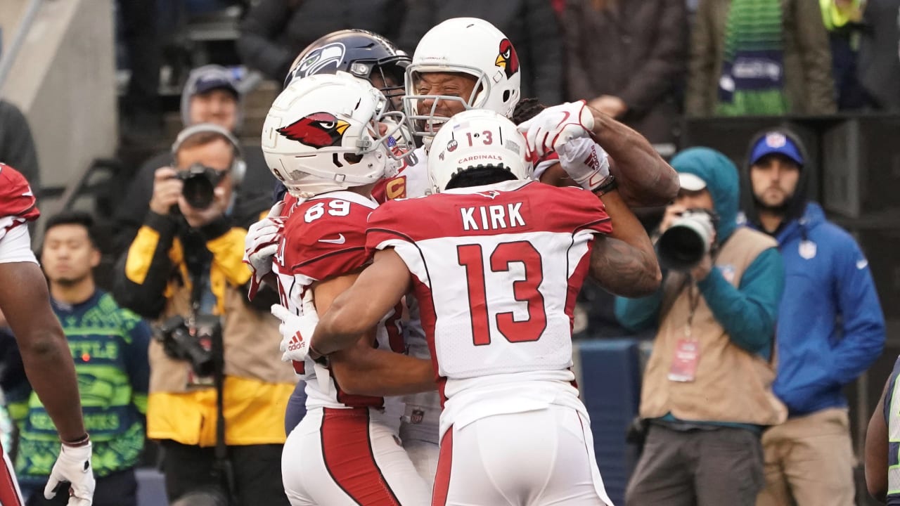 Arizona Cardinals quaterback Kurt Warner smiles on ths sidelines