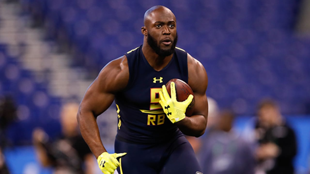 Leonard Fournette gifts his jersey to a local girl