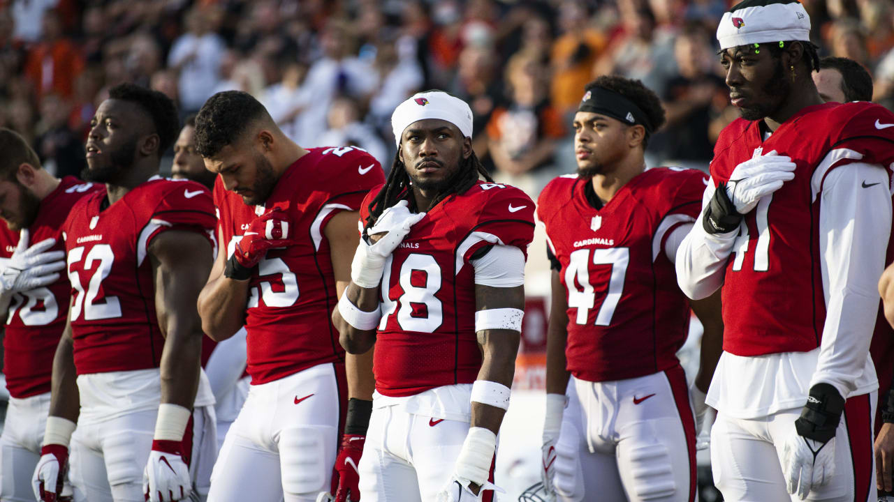 Arizona Cardinals defensive tackle Leki Fotu (95) looks up at a replay  during an NFL football game against the Cincinnati Bengals, Friday, Aug.  12, 2022, in Cincinnati. (AP Photo/Zach Bolinger Stock Photo - Alamy