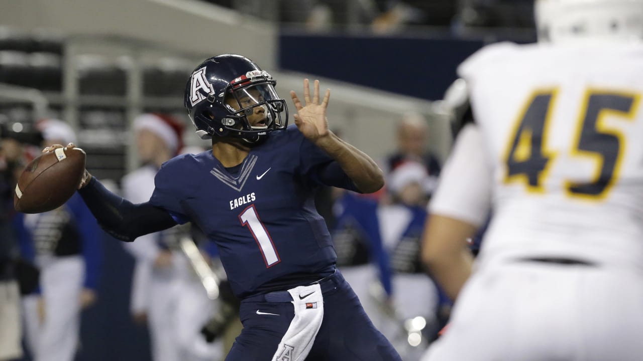 Oklahoma quarterback Kyler Murray holds his up a jersey after the