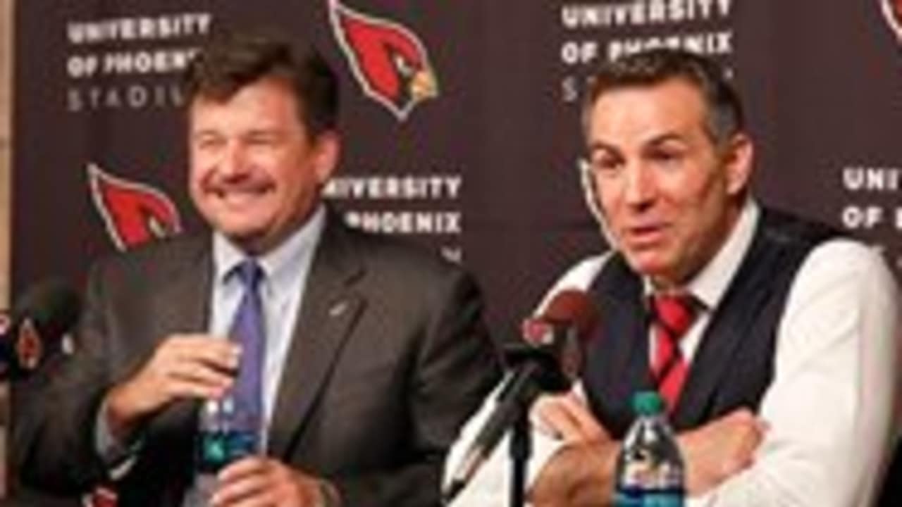 Arizona Cardinals quaterback Kurt Warner smiles on ths sidelines