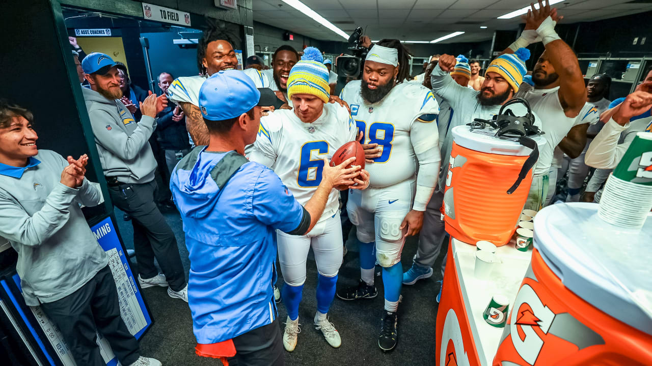 Detroit Lions star gives West Michigan varsity football team pre-game pep  talk 