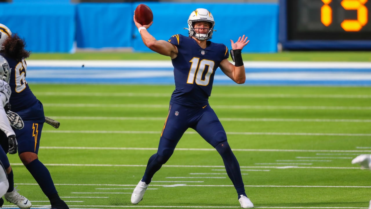 Justin Herbert helps Chargers beat Raiders