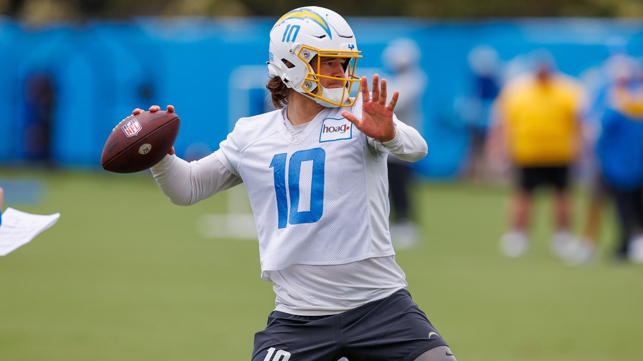 Los Angeles Chargers quarterback Justin Herbert throws pass in slow motion  at Pro Bowl practice