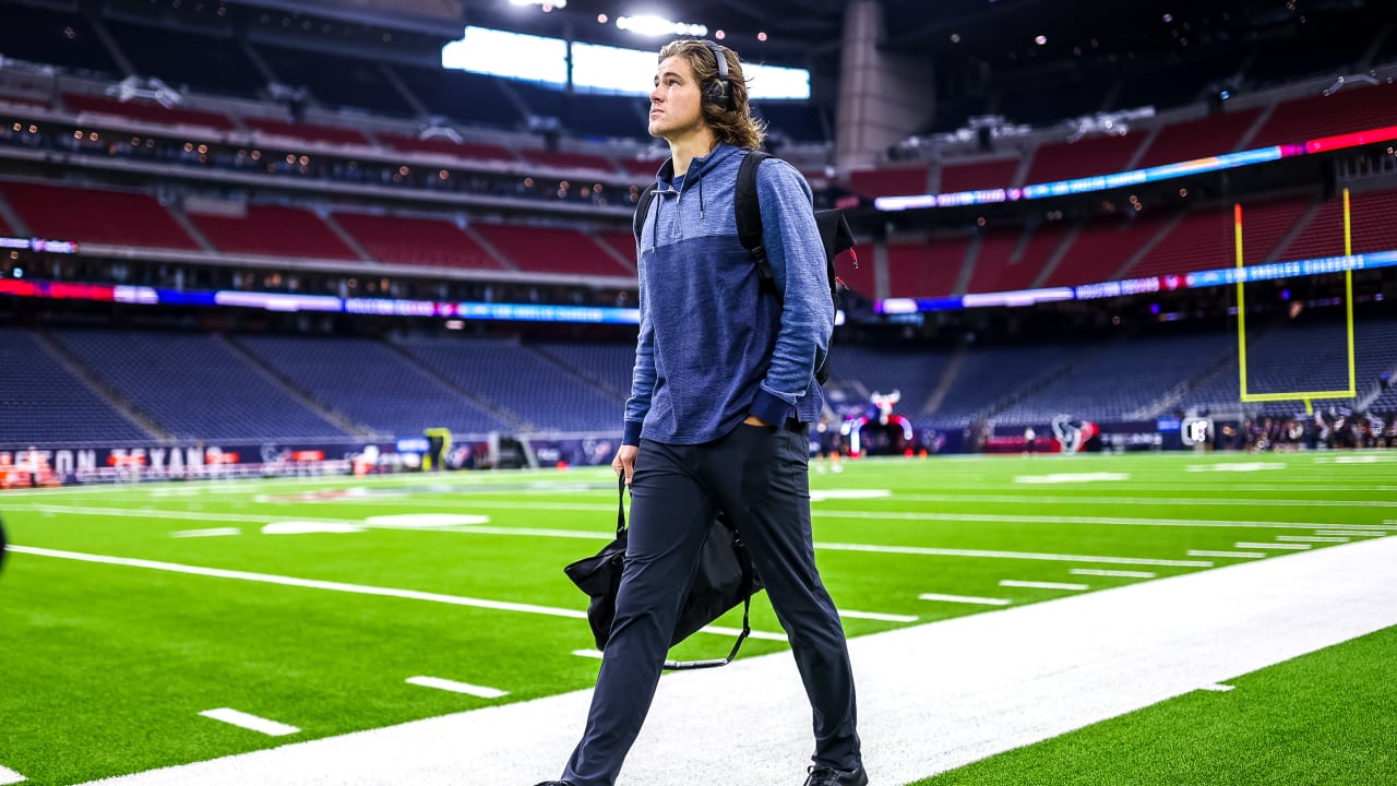 Texans, Cowboys fans party together at NRG Stadium tailgate