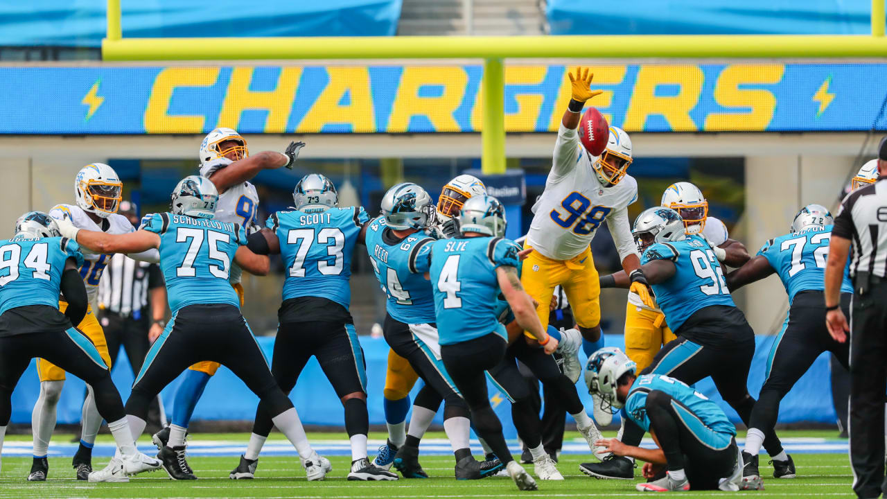 Cleveland Browns defensive end Isaac Rochell (98) runs off of the