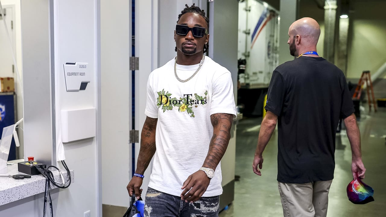 Photos Bolts Arrive for Primetime MNF Matchup vs Dallas