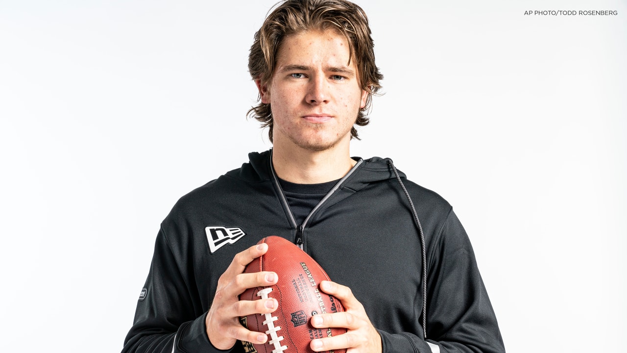 PFF] The only QB without a turnover this season: Justin Herbert ⚡️ : r/ Chargers