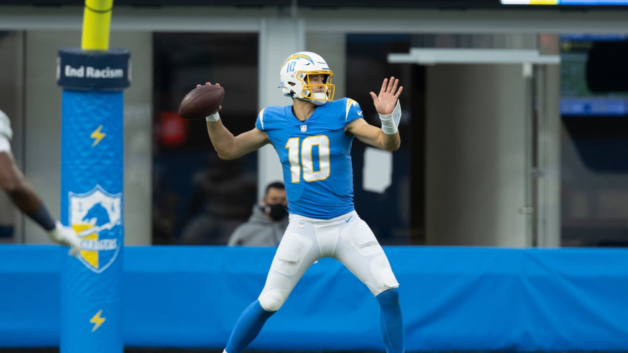 Justin Herbert, Chargers show their toughness in victory over Raiders – San  Bernardino Sun