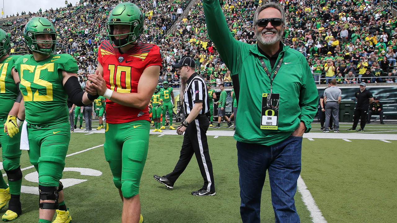 Justin Herbert reacts to news of Oregon joining Big Ten Conference