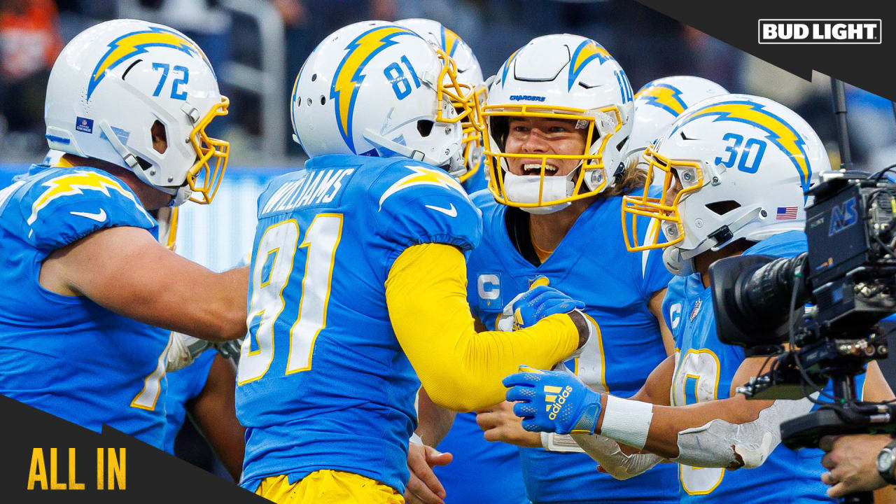 Los Angeles Chargers linebacker Khalil Mack (52) against the Denver Broncos  in an NFL football game, Monday, Oct. 17, 2022, in Inglewood, Calif.  Chargers won 19-16. (AP Photo/Jeff Lewis Stock Photo - Alamy