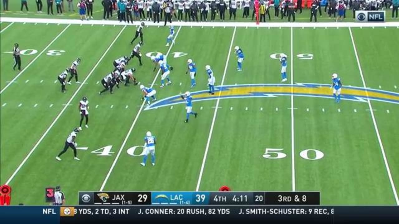 Gardner Minshew throws an pass