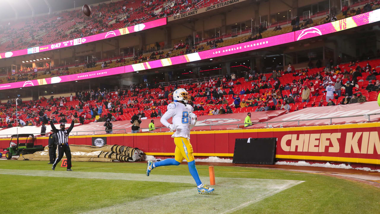 Photo: Chargers Herbert Celebrates a First Down at SoFi Stadium -  LAP20231001804 